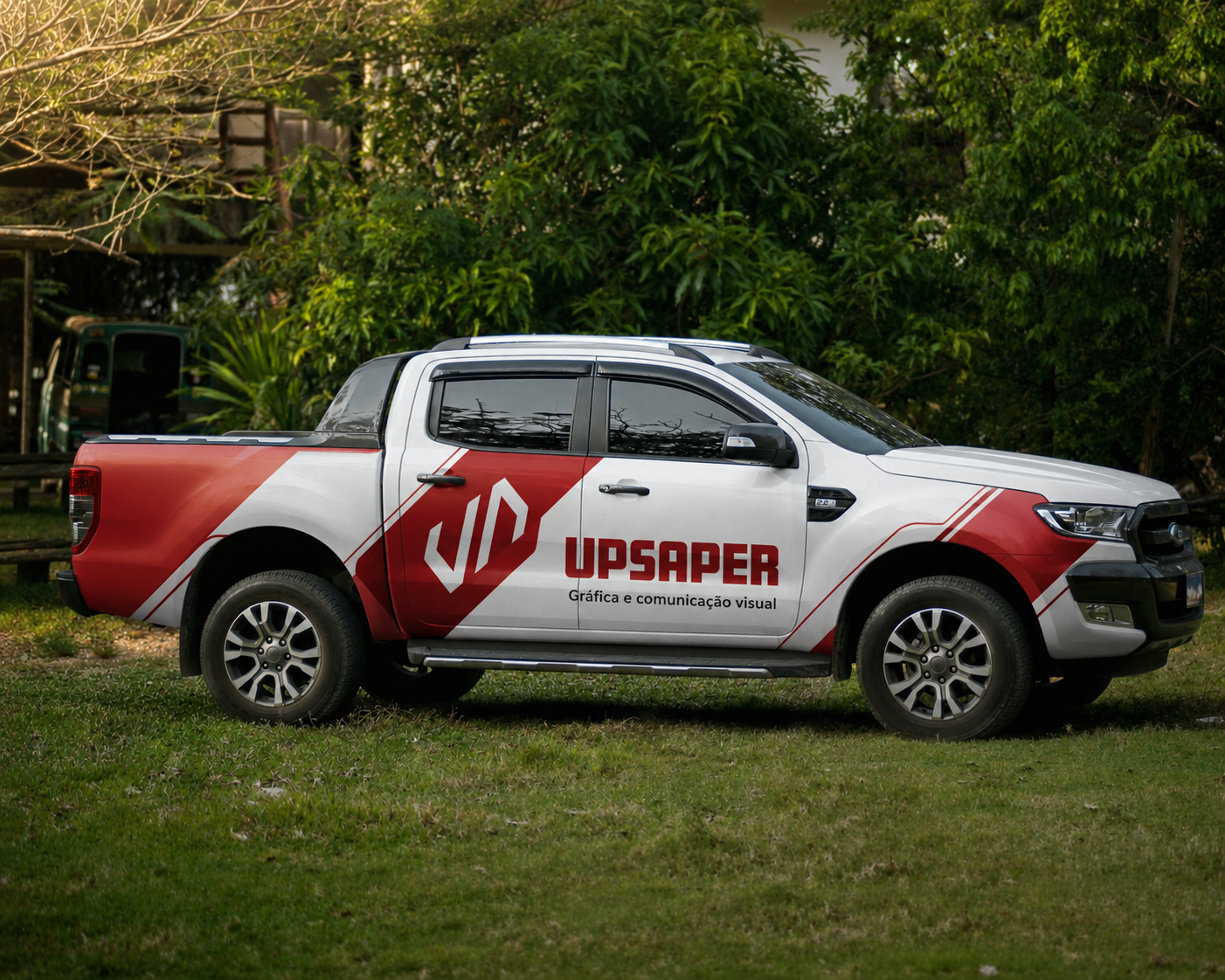 Ford Ranger com adesivagem completa da marca UPSAPER aplicada na lateral